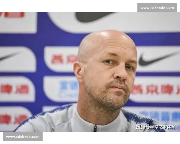 谢周三球迷租飞机挂横幅:钱西里滚蛋!欠薪丑闻令百年俱乐部濒临崩溃